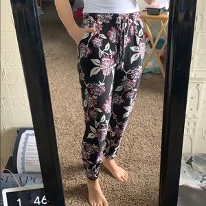 3/$25🦋 Soft floral joggers